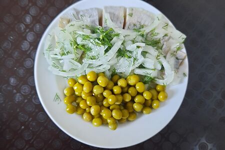 Сельдь с горошком