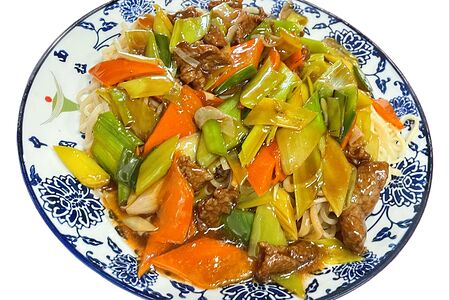 Отварная лапша с жареной говядиной и зеленым луком