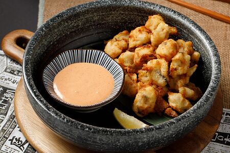 Попкорн из мидии с соусом спайси