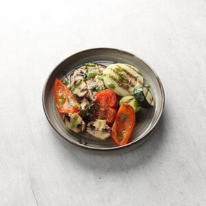 Овощи гриль с соусом песто