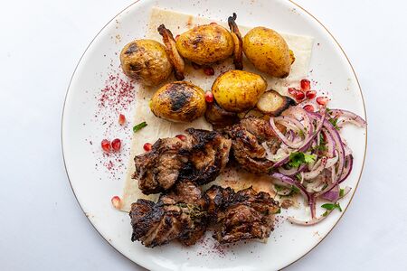 Молодой картофель на углях с курдюком