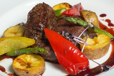 Говядина в винном соусе с запеченным картофелем