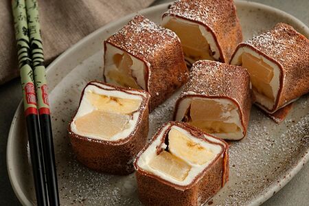 Сладкие роллы с пряной грушей и бананом