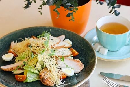 Салат Цезарь с филе грудки цыпленка