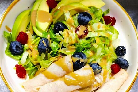 Салат с индейкой и авокадо