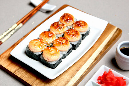 Япошка с жареным лососем