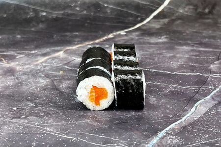 Ролл с лососем