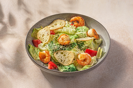 Салат Цезарь с тигровыми креветкам