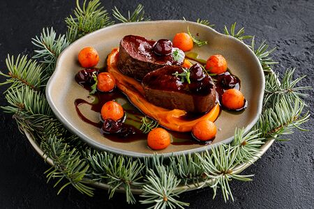 Медальоны из оленины с копченым бататом и можжевеловым соусом