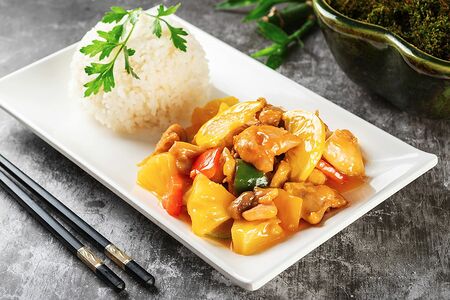 Жареная курица с ананасом