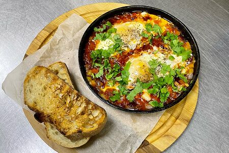 Яичница с помидорами шакшука