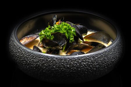 Мидии в винном соусе