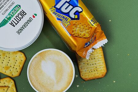 Сырный латте с печеньем Тук