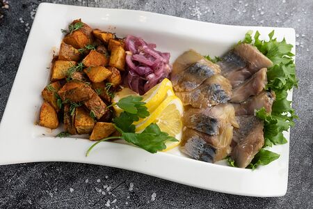Сельдь и скумбрия с картофелем и луком
