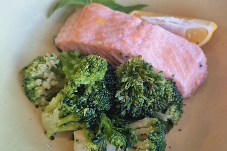 Филе лосося с брокколи на пару