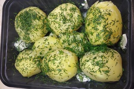 Вареный картофель с укропом и сливочным маслом