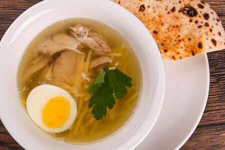 Куриный бульон с лапшой