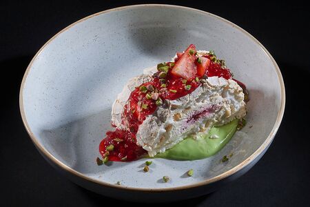 Меренговый рулет, фисташковый соус, ягодное конфи