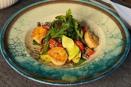 Салат с рукколой, клубникой, авокадо и креветками