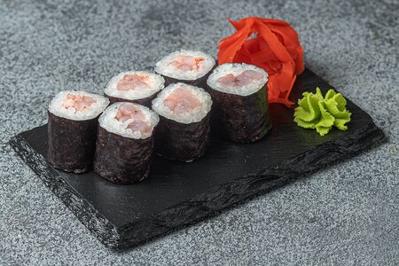 Ролл с креветкой