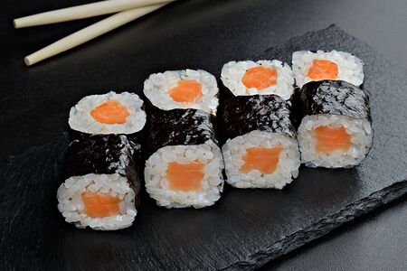 Хосомаки с лососем