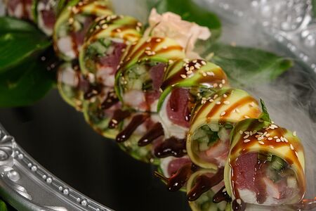 Ролл с тунцом и авокадо