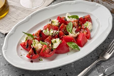 Капрезе с томатами и рассольной моцареллой