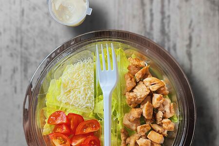 Салат Цезарь с курицей