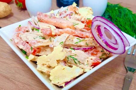 Салат с курицей и омлетом