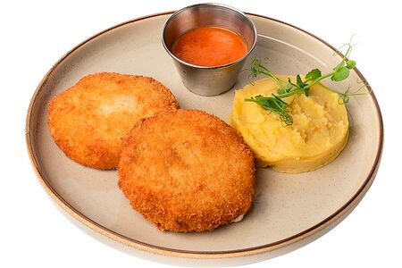 Биточки из курицы с соусом из помидоров и пюре