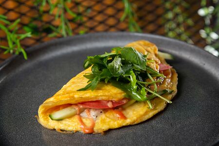 Омлет с курицей, овощами и сыром