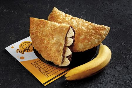 Чебурек с шоколадом и бананом