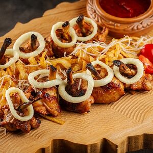 Куриные крылья на углях, с картофелем пай и соусом тартар