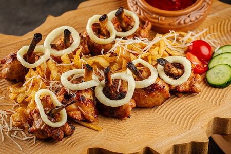 Куриные крылья на углях, с картофелем пай и соусом тартар