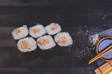 Маки с лососем