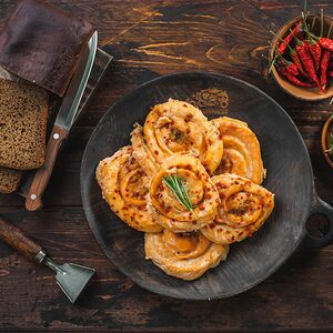 Рулет горячего копчения из лосося с паприкой и сыром