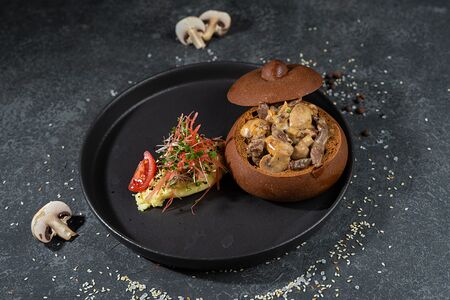 Бефстроганов в хлебной корзине