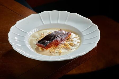 Стейк из копченого лосося с мисо и цветной капустой