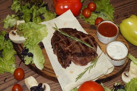 Стейк из cвинoй шеи