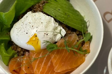 Гречка с лососем, авокадо и яйцом пашот