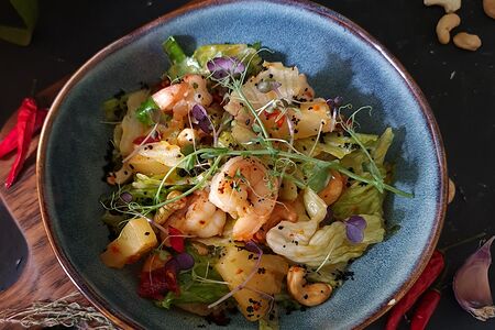 Салат с ананасом, орехами кешью и креветками