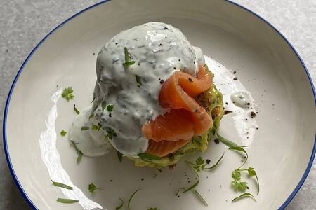 Драники с форелью и яйцом пашот