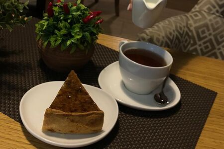 Пирожное с черносливом и орехами