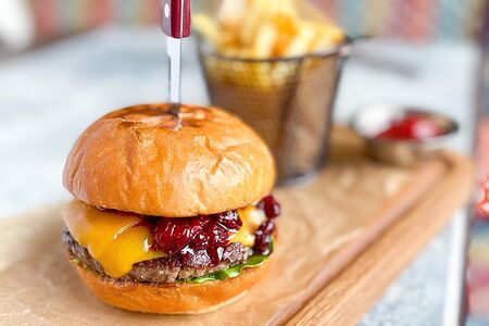 Бургер Блю чиз с вишневым конфи и картофелем фри