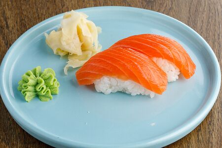 Суши с лососем