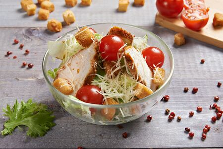 Салат Цезарь с курицей Халяль