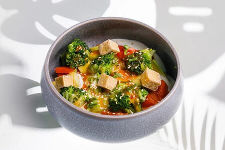 Салат с авокадо и брокколи