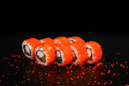 Калифорния с креветкой и лососем