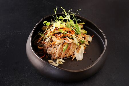 Фунчоза с курицей и овощами в тайском соусе