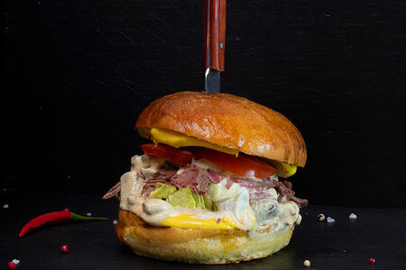 Бургер с рваной свининой и грибным соусом